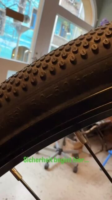 Der richtige Reifendruck ist wichtiger als viele denken.Zu wenig Druck:• Schwammiges Fahrgefühl• Mehr Rollwiderstand• Höheres PannenrisikoZu viel Druck:• Weniger Grip• Unruhiges Fahrverhalten• Schneller Reifenverschleiß. Reifendruck regelmäßig kontrollieren:🔧 Empfehlung: 1× pro Woche❗ Spätestens: 1× pro MonatRennrad und Tubeless öfter prüfen.Kleine Kontrolle – großer Unterschied.#fahrrad #reifendruck #pannenschutz #laufrad #fahrradservice