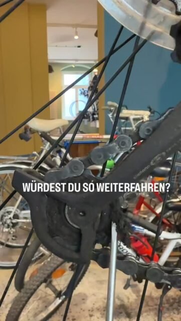 So hört sich Vernachlässigung an.Trockene, verschmutzte Kette= höherer Verschleiß= schlechter Schaltvorgang= teure Reparaturen5 Minuten Pflege sparen dir Monate Ärger.#fahrrad #kettenpflege #fahrradwerkstatt #radfahren #zweiradmechatroniker