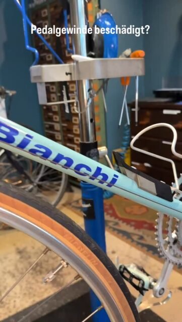 Ein beschädigtes Pedalgewinde bedeutet nicht immer das Ende der Kurbel.Mit dem richtigen Werkzeug kann das Gewinde oft nachgeschnitten und wieder verwendet werden.Wichtig dabei:✔ Gewindebohrer verwenden✔ Schneidöl benutzen✔ langsam und sauber arbeitenSo lässt sich das Pedal wieder sicher montieren.#fahrrad #uniortools #gewindeschneiden #vitagebike #fahrradservice