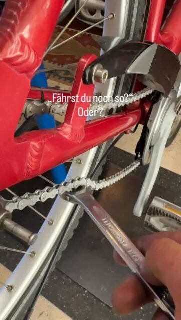 Eine zu lockere Kette ist mehr als nur ein kleines Problem.Sie kann abspringen, verursacht unnötigen Verschleiß und macht das Fahren unsauber.Die richtige Kettenspannung sorgt für:✔ ruhigen Lauf ✔ bessere Kraftübertragung ✔ längere Lebensdauer der Komponenten Regelmäßig kontrollieren lohnt sich.#fahrrad #fahrradservice #kettenpflege #antrieb #fahrradwartung