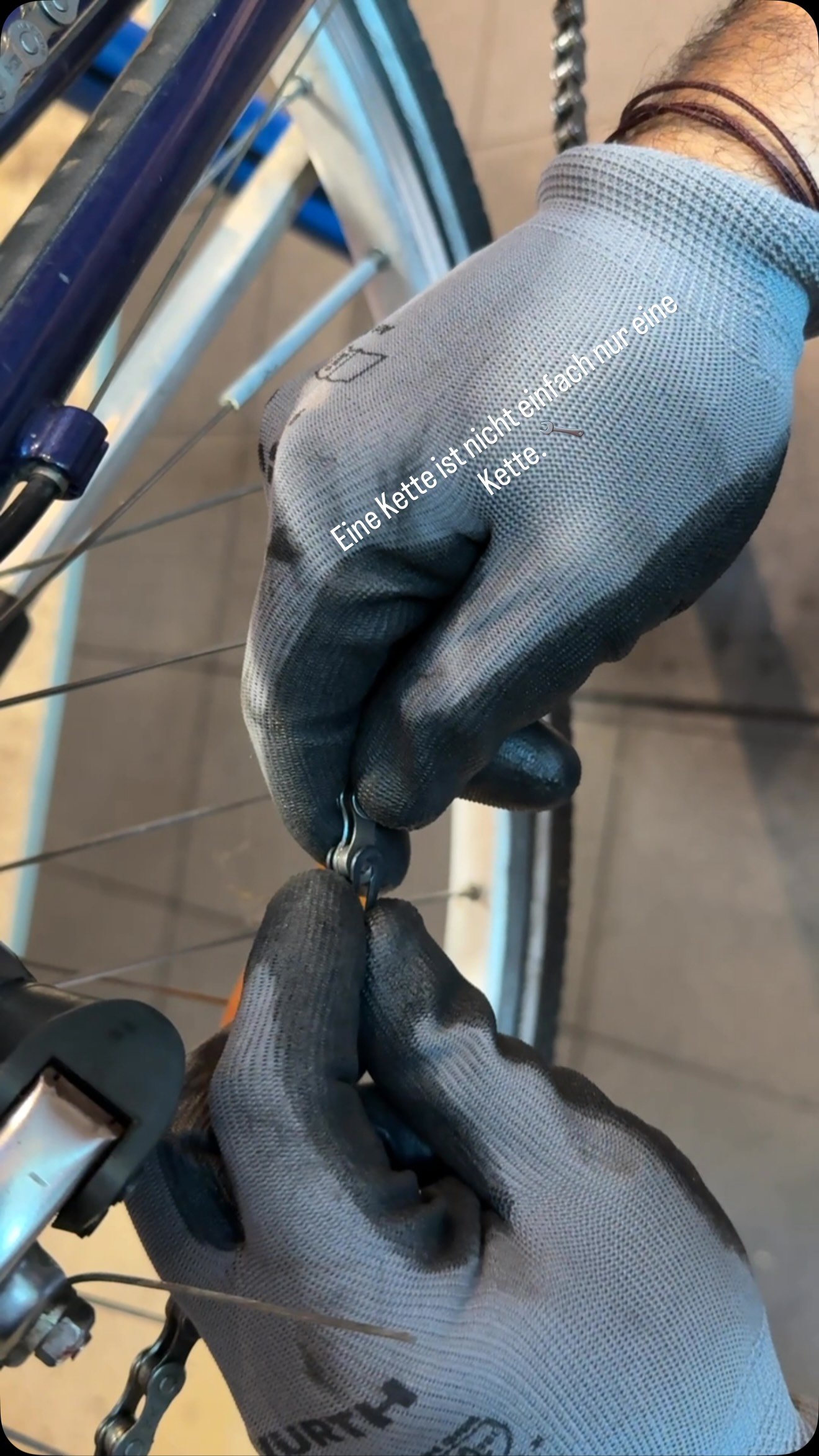 Zu lang? Zu kurz?Die richtige Kettenlänge bedeutet:✔ besseres Schalten✔ weniger Verschleiß✔ längere LebensdauerKleine Arbeit. Große Wirkung. 🔧🚲#kette #kettenpflege #fahrradservice #fahrrad #fahrradwerkstatt