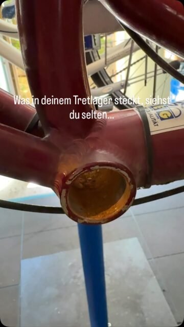 Das Tretlager arbeitet jeden Tag – meistens völlig unbemerkt.Mit der Zeit sammeln sich Schmutz und Feuchtigkeit an. Deshalb lohnt sich ein regelmäßiger Service:✔ ausbauen✔ reinigen✔ neu fetten✔ wieder sauber montierenKleine Wartung, große Wirkung. 🔧🚲Wann wurde dein Tretlager zuletzt gewartet?#fahrrad #tretlager #innenlager #handarbeit #fahrradwerkstatt